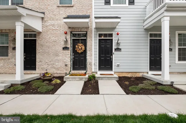 a view of the entrance front of the house