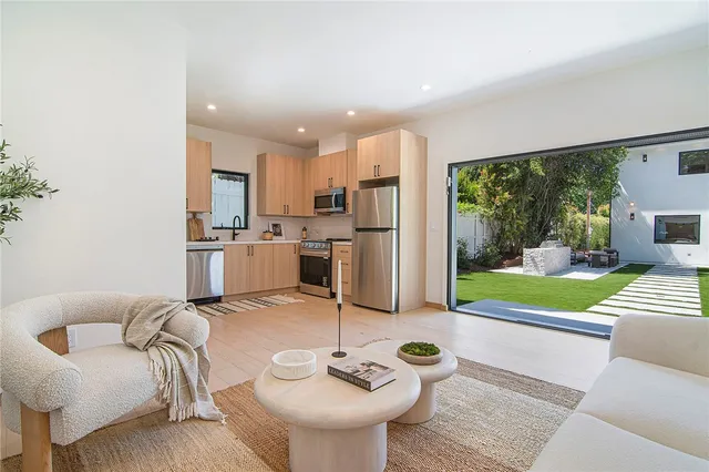 $2,890,000 | 22616 Hatteras Street, Woodland Hills, CA 91367