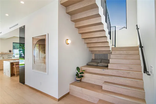 $2,890,000 | 22616 Hatteras Street, Woodland Hills, CA 91367