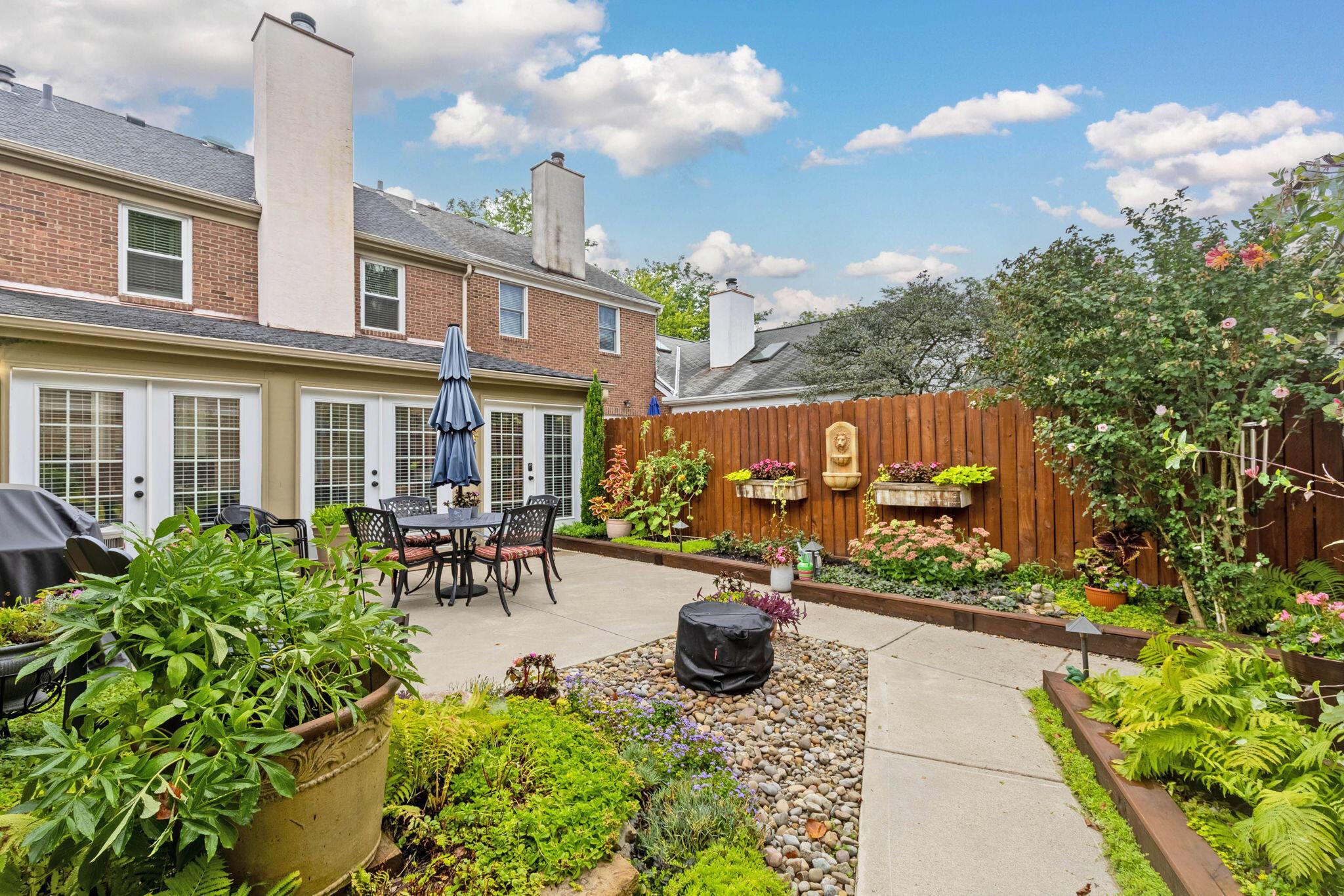 2155 Sandston Road Columbus, OH 43220 - Photo 32 of 40 Patio