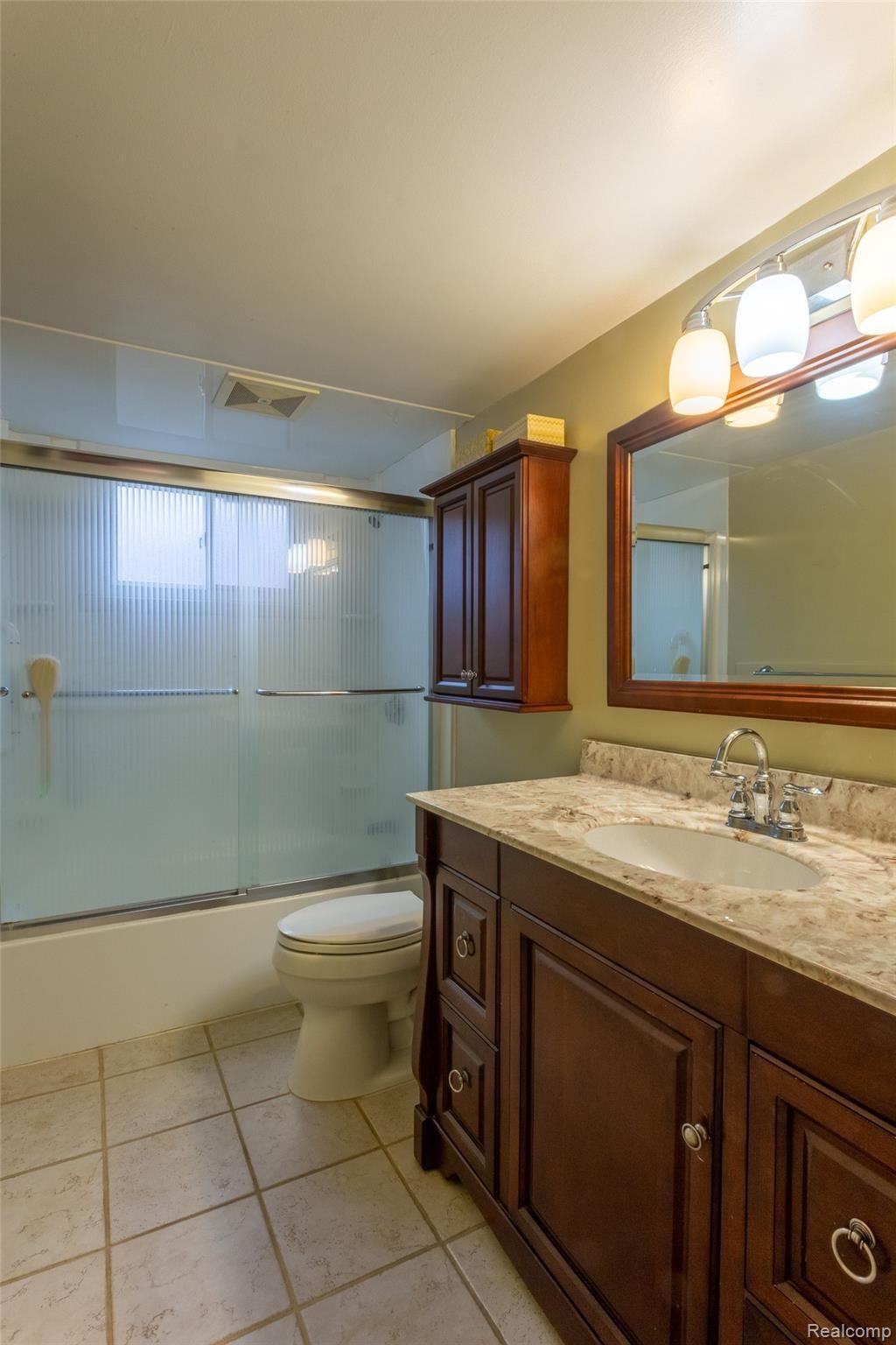 41845 Old Bridge Road Canton, MI 48188 - Photo 26 of 40 41845 Old Bridge-Entry-Full Bath-33.jpg