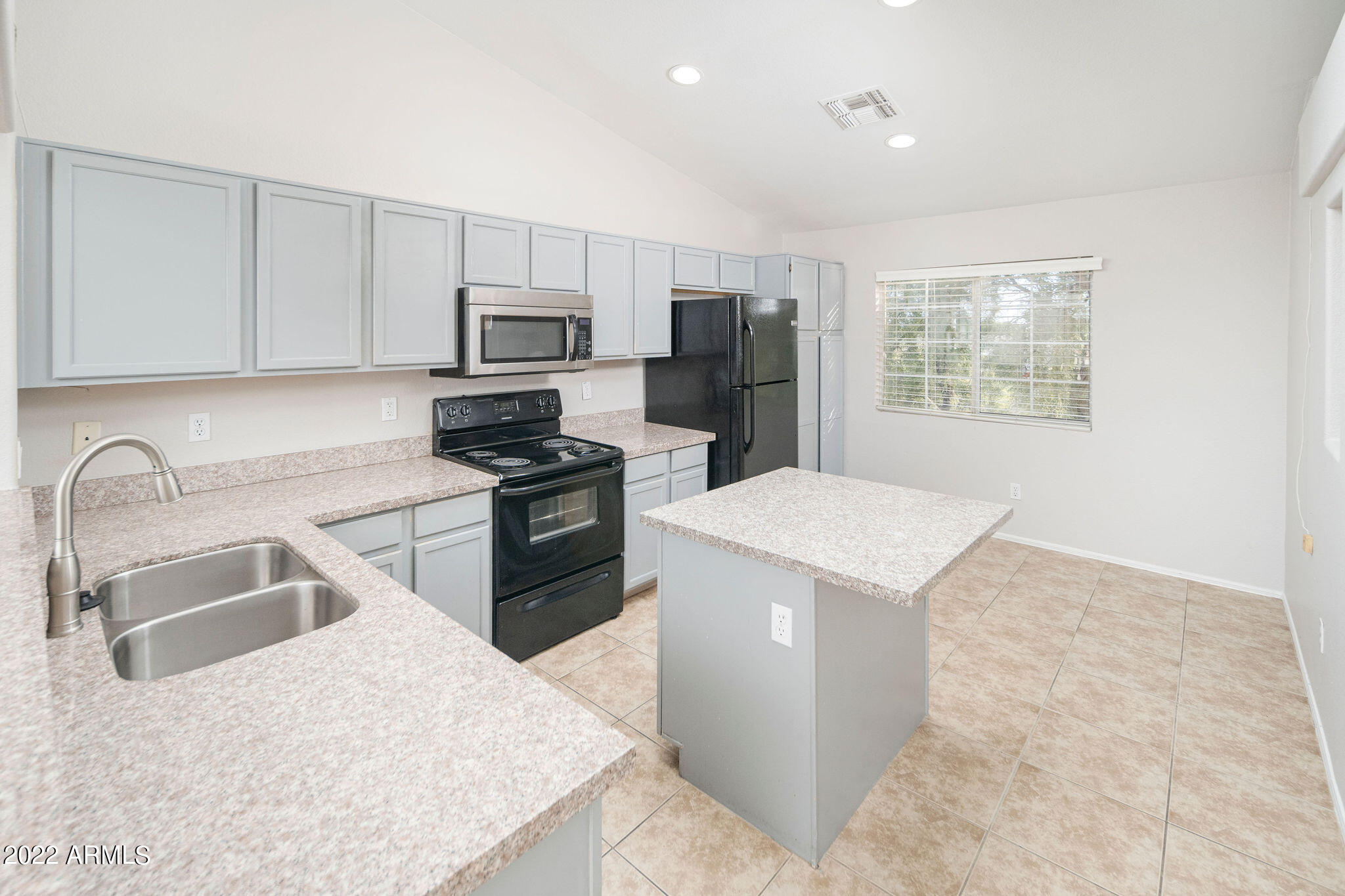 4002 West Cactus Road Phoenix, AZ 85029 - Photo 8 of 24 Kitchen
