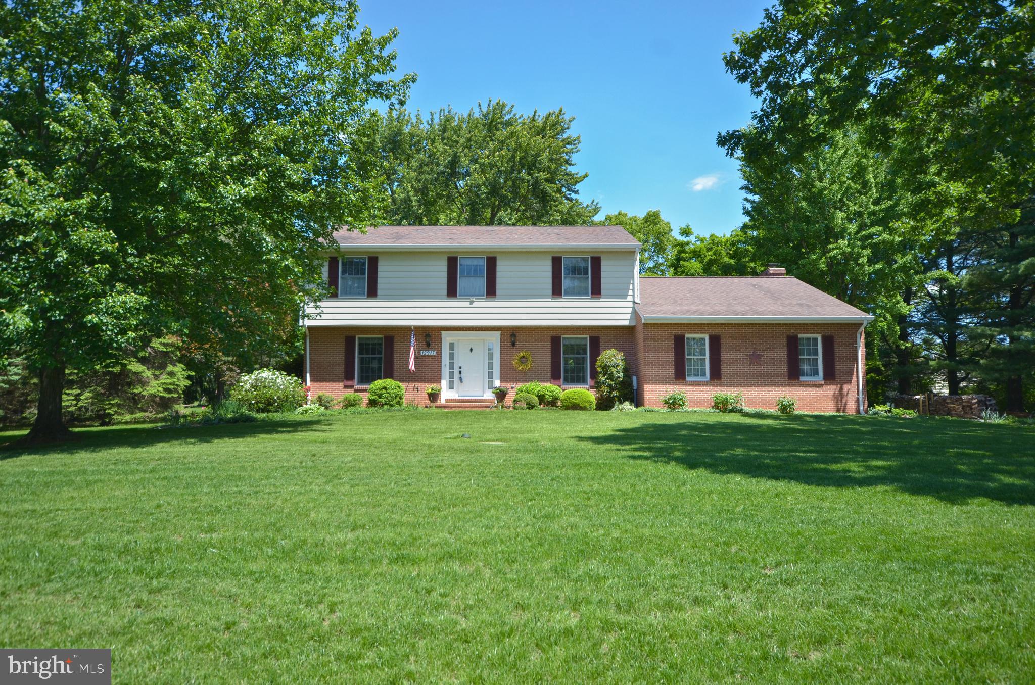 4 bedroom brick colonial w/ gorgeous lot!