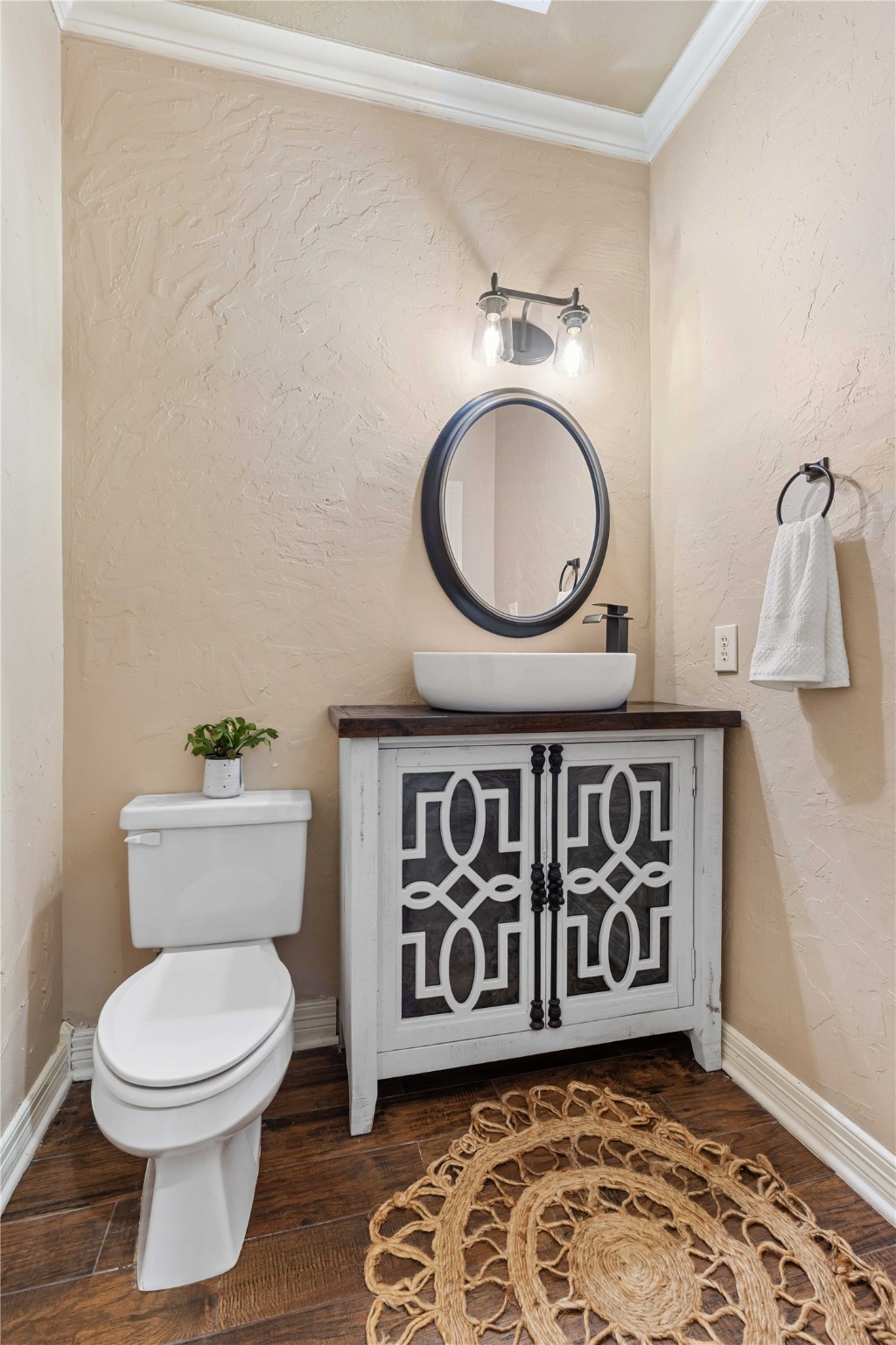 13322 Stonecrest Lane Conroe, TX 77302 - Photo 25 of 50 a bathroom with a toilet a sink and a mirror