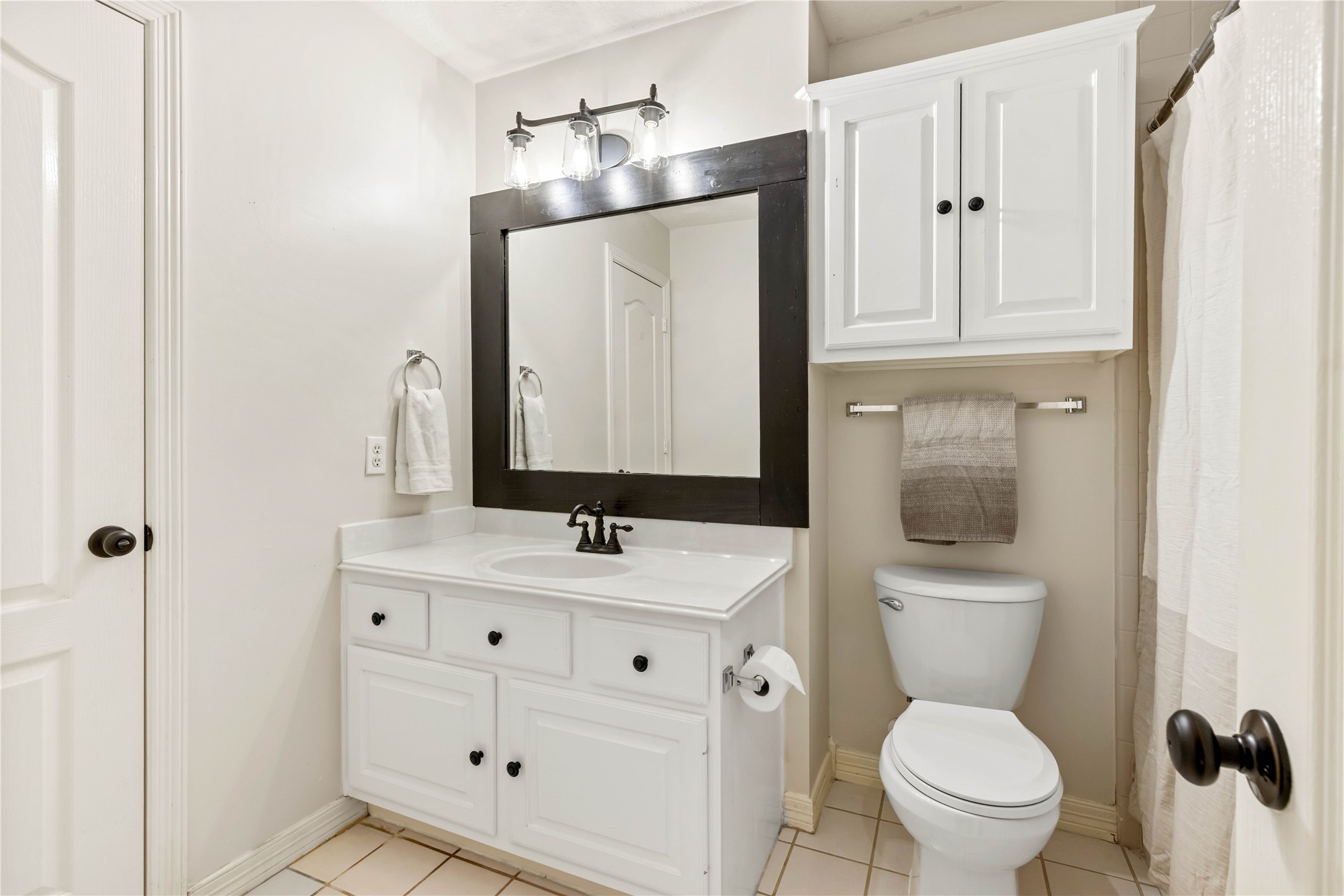 13322 Stonecrest Lane Conroe, TX 77302 - Photo 27 of 50 a bathroom with a toilet sink vanity and mirror