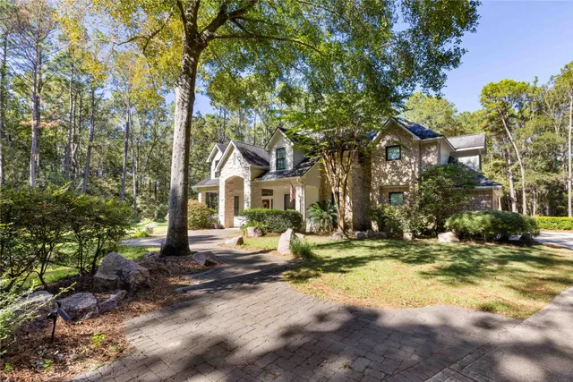 a view of a house with backyard