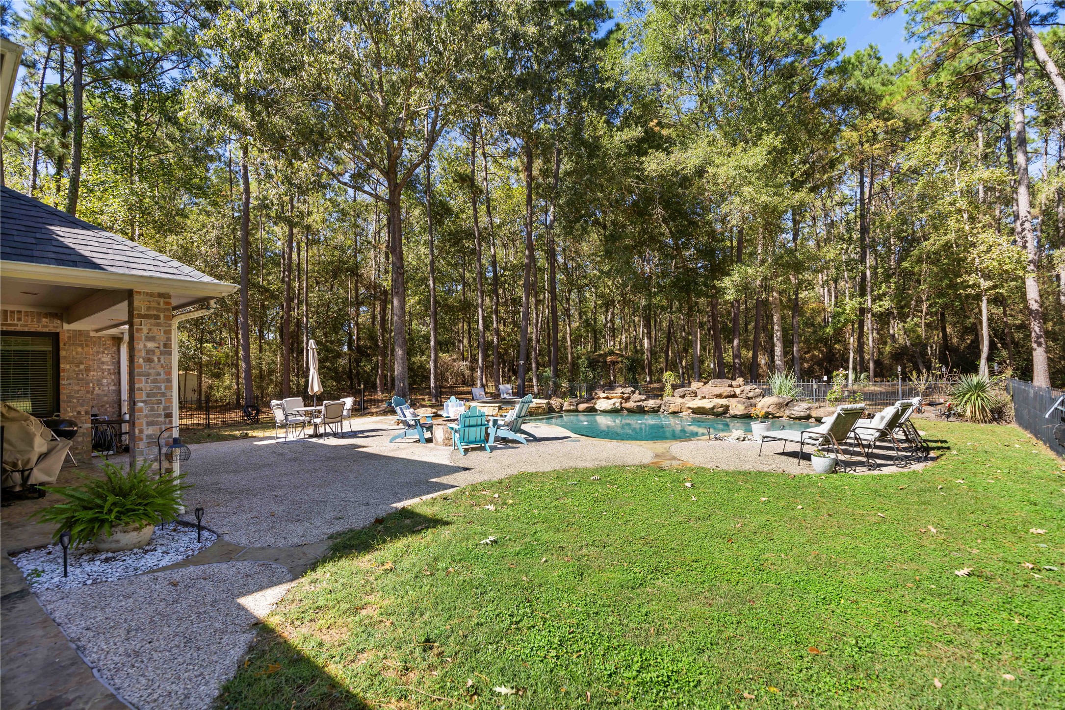 13322 Stonecrest Lane Conroe, TX 77302 - Photo 38 of 50 a view of a swimming pool with sitting area and furniture