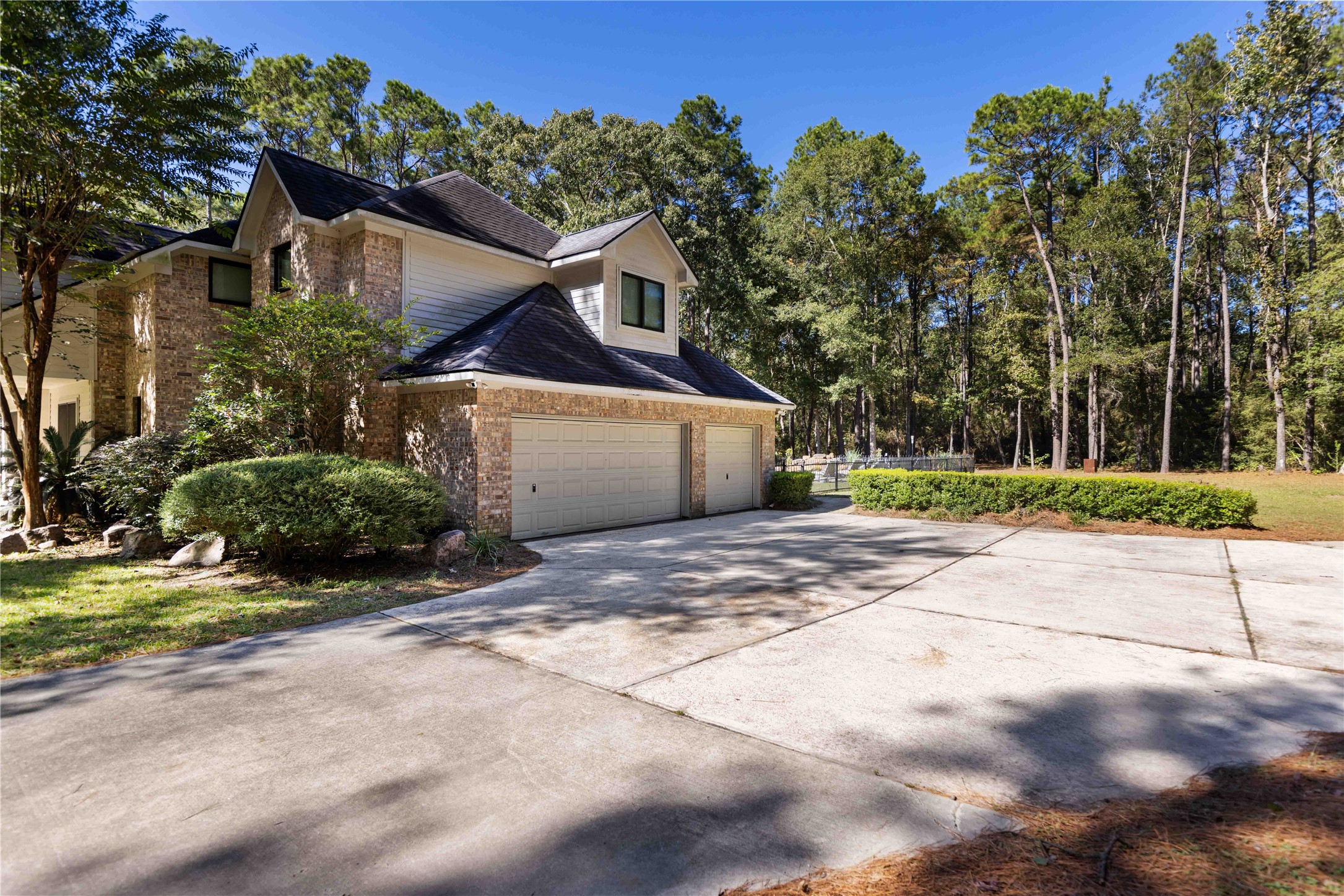 13322 Stonecrest Lane Conroe, TX 77302 - Photo 46 of 50 a front view of a house with a yard and garage