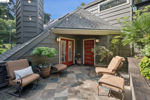 $1,095,000 | 2929 Holyrood Drive, Oakland, CA 94611