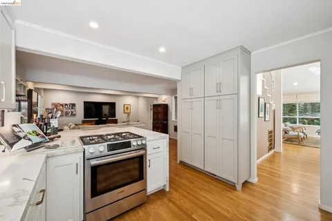 $1,095,000 | 2929 Holyrood Drive, Oakland, CA 94611