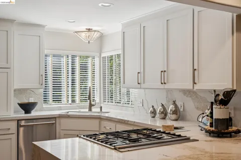 $1,095,000 | 2929 Holyrood Drive, Oakland, CA 94611