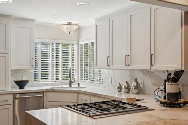 $1,095,000 | 2929 Holyrood Drive, Oakland, CA 94611