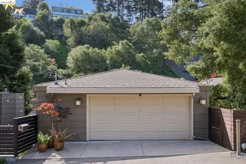 $1,095,000 | 2929 Holyrood Drive, Oakland, CA 94611