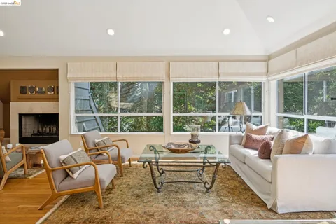 $1,095,000 | 2929 Holyrood Drive, Oakland, CA 94611