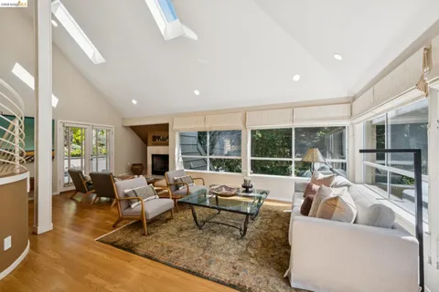 $1,095,000 | 2929 Holyrood Drive, Oakland, CA 94611