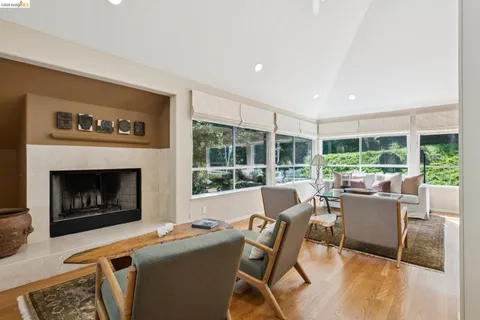 $1,095,000 | 2929 Holyrood Drive, Oakland, CA 94611