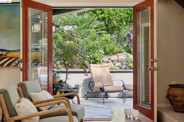 $1,095,000 | 2929 Holyrood Drive, Oakland, CA 94611