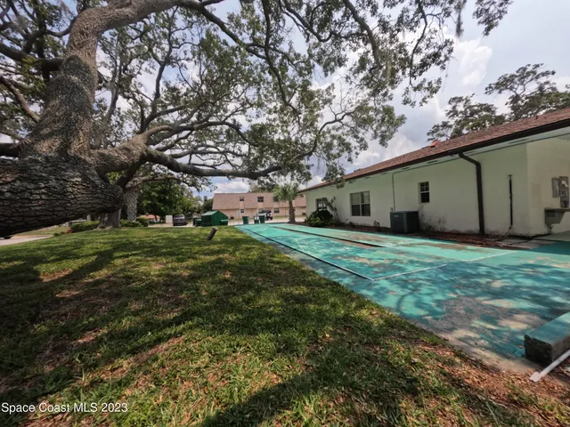 a view of a backyard