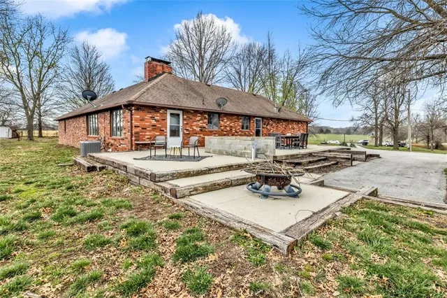 $830,000 | 14589 Northeast County Road 2763, Adrian, MO 64720