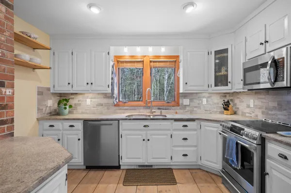 $899,900 | 17 Madison Avenue, Kingston, NH 03848