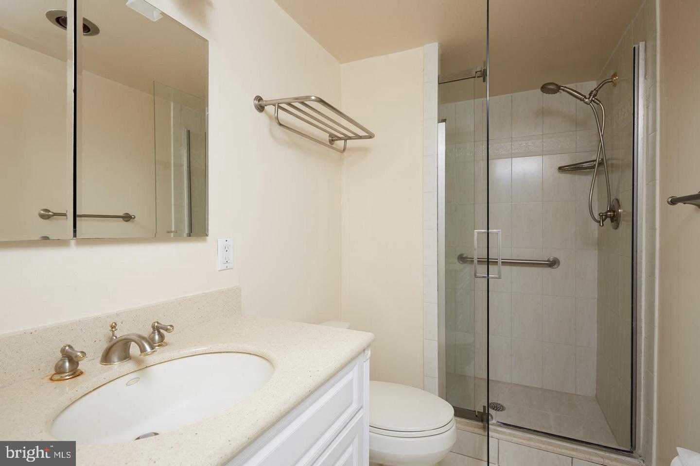 5101 River Road, Unit 1705 Bethesda, MD 20816 - Photo 24 of 33 Primary Bathroom