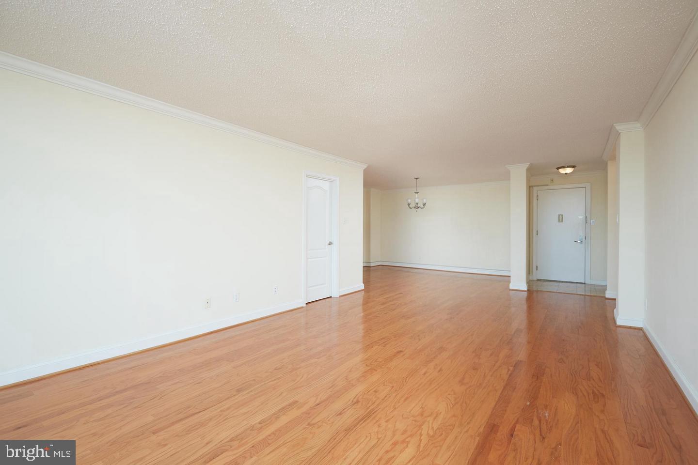 5101 River Road, Unit 1705 Bethesda, MD 20816 - Photo 4 of 33 Living room