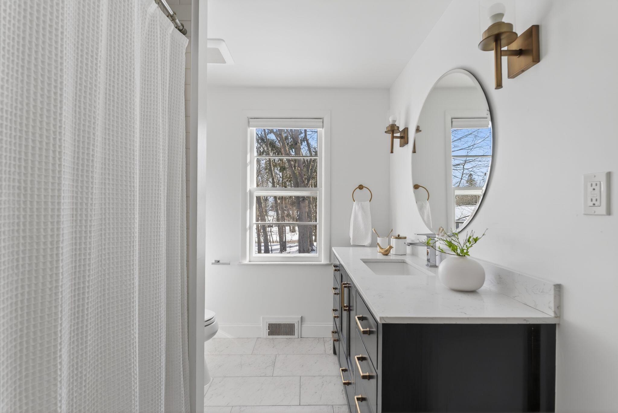 7 Wabun Road Cape Elizabeth, ME 04107 - Photo 19 of 33 Full Bathroom - Upstairs