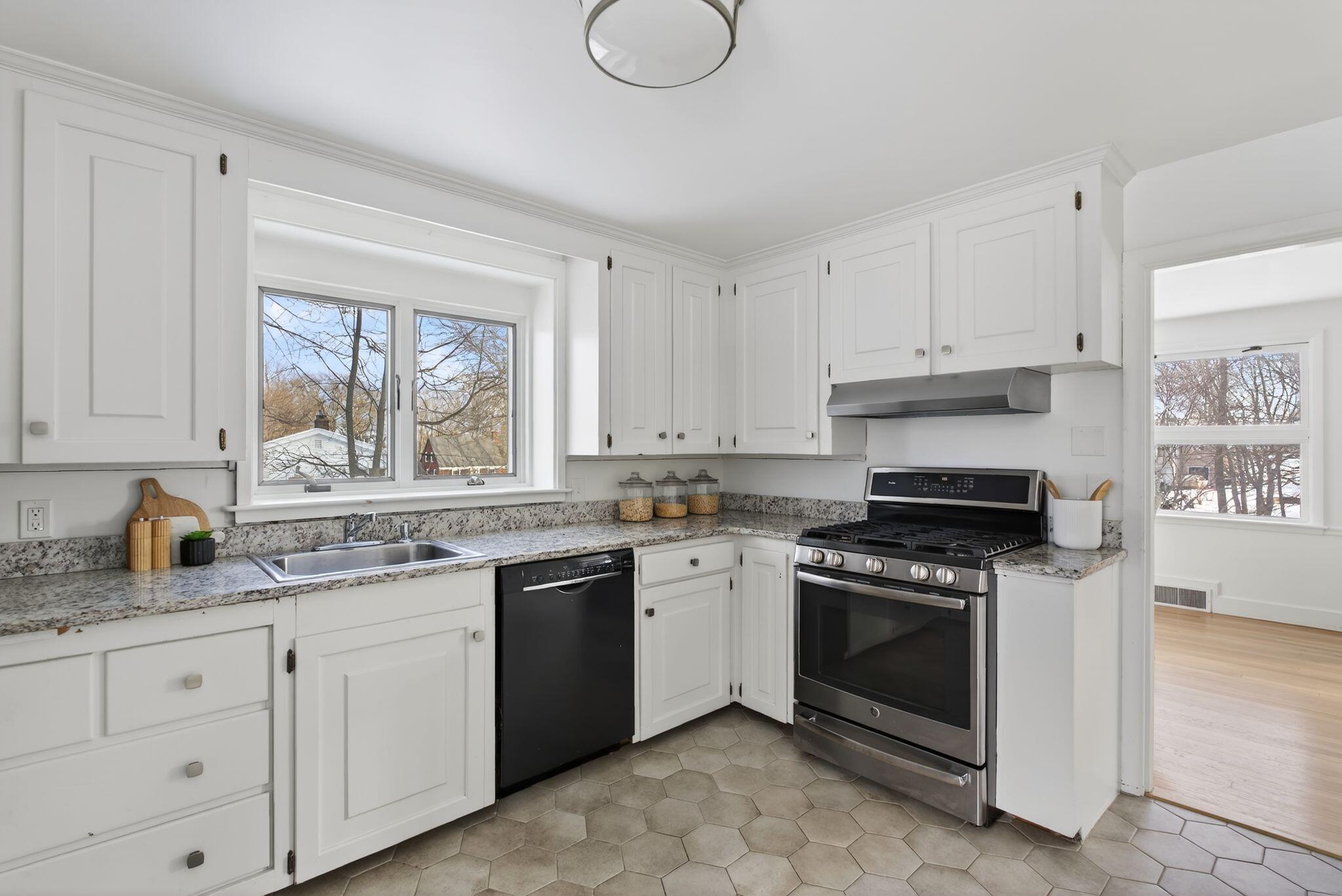 7 Wabun Road Cape Elizabeth, ME 04107 - Photo 7 of 33 Kitchen