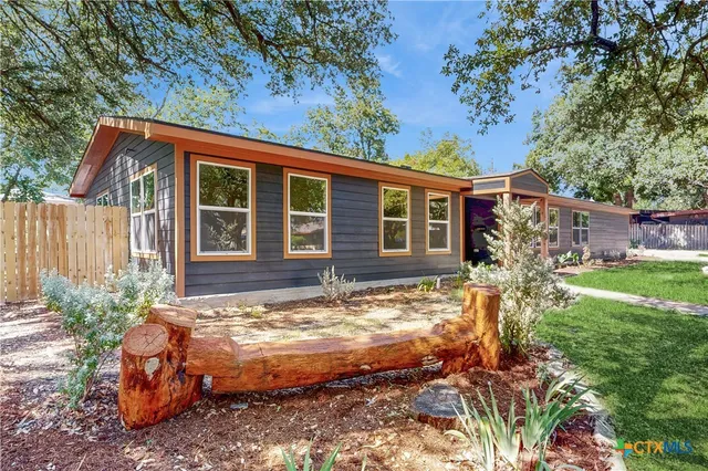 a view of a house with backyard