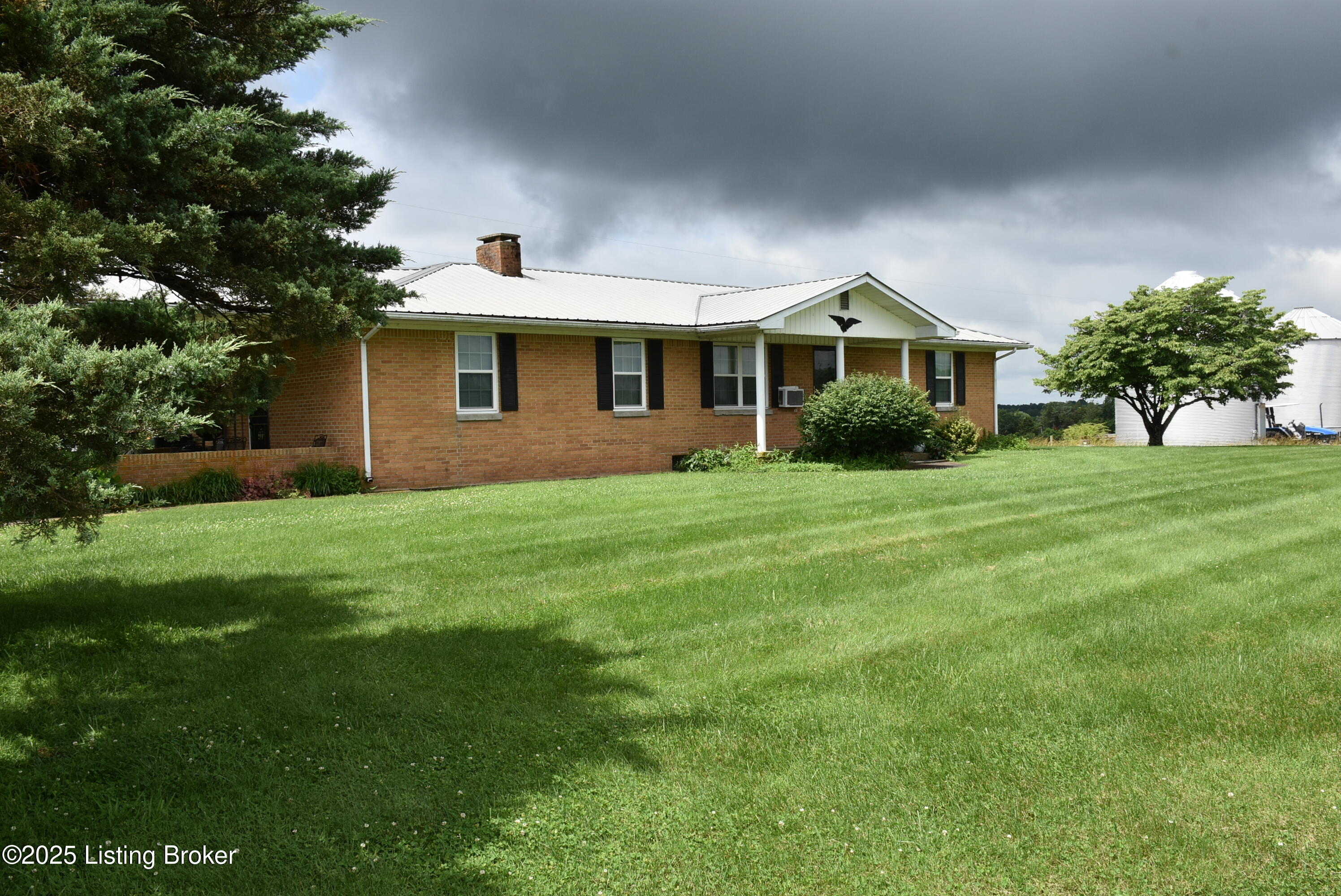 2805 Columbia Road Edmonton, KY 42129 - Photo 2 of 57 View of Home and Front yard
