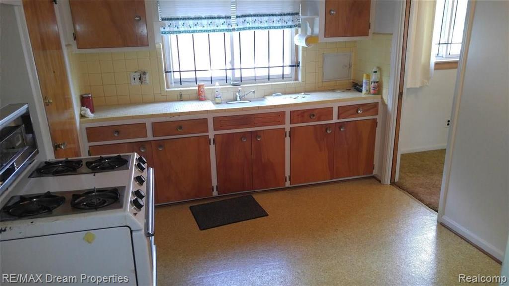 9023 Evergreen Road Detroit, MI 48228 - Photo 6 of 25