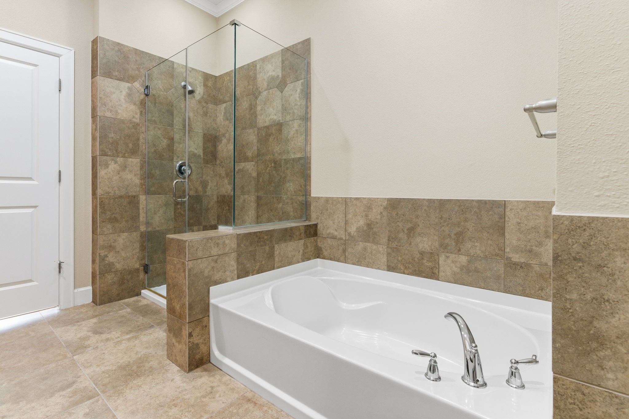 17040 West Fm 1097 Road, Unit 6202 Montgomery, TX 77356 - Photo 14 of 24 Nice size soaking tub with a stand alone shower.