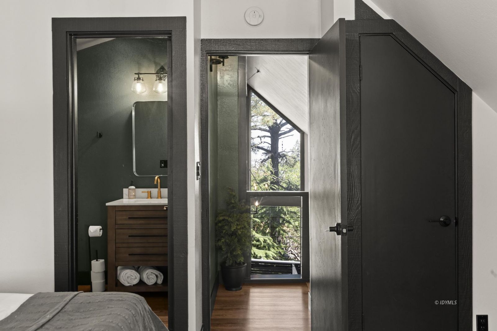 24830 Marion Ridge Drive Idyllwild, CA 92549 - Photo 22 of 36 Primary Bedroom/Bath