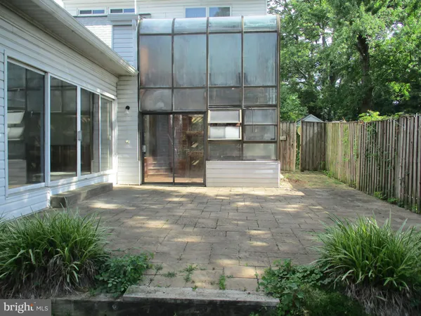 a view of a entrance gate of the house