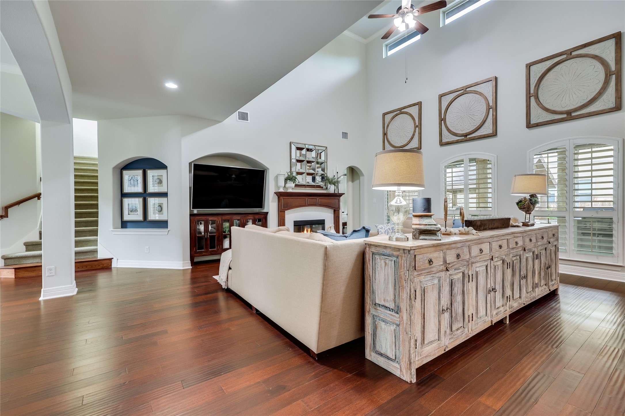401 Bluff View Road Cedar Park, TX 78613 - Photo 28 of 40 An inviting family room showcasing soaring ceilings and rich hardwood flooring throughout.