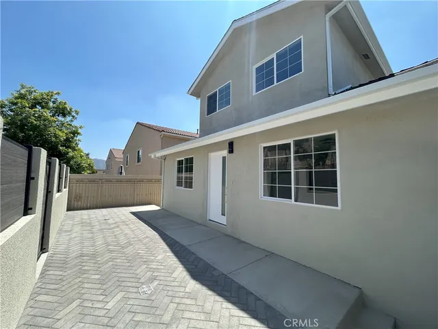a view of a house with backyard