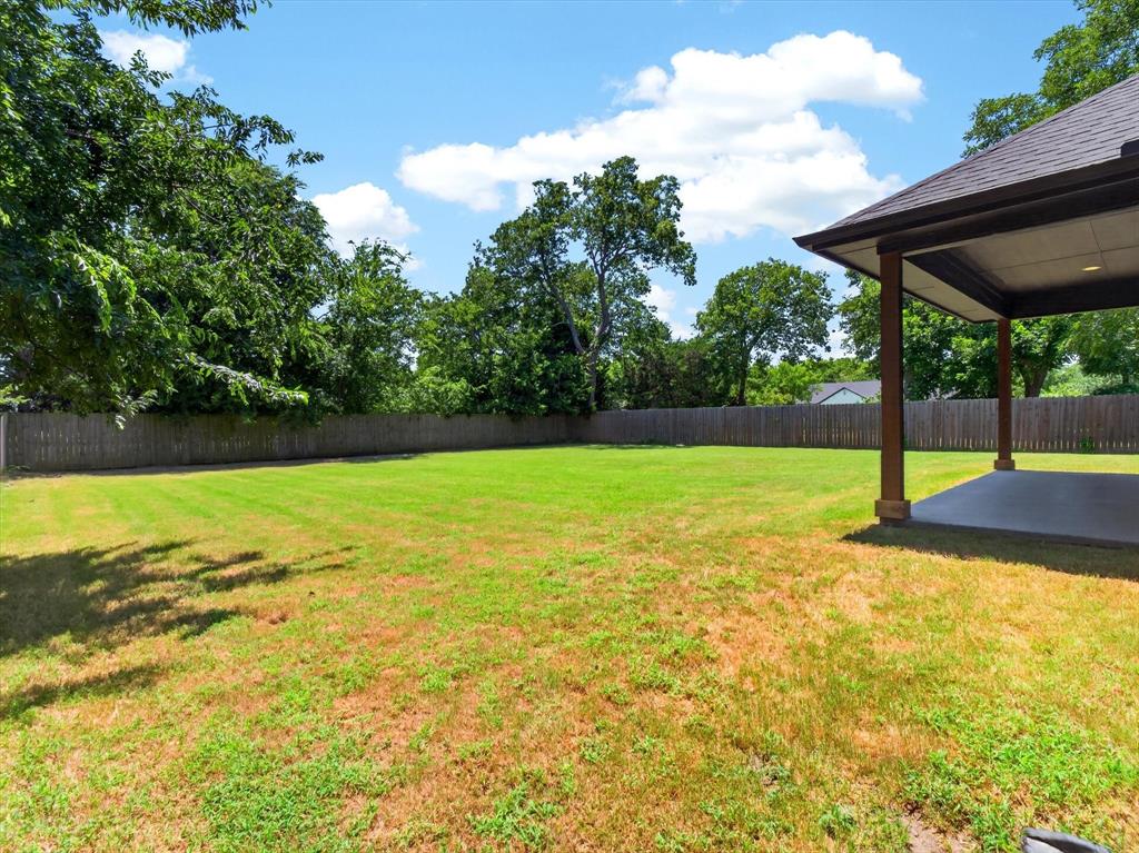 902 North Main Street Tioga, TX 76271 - Photo 28 of 31 Large backyard