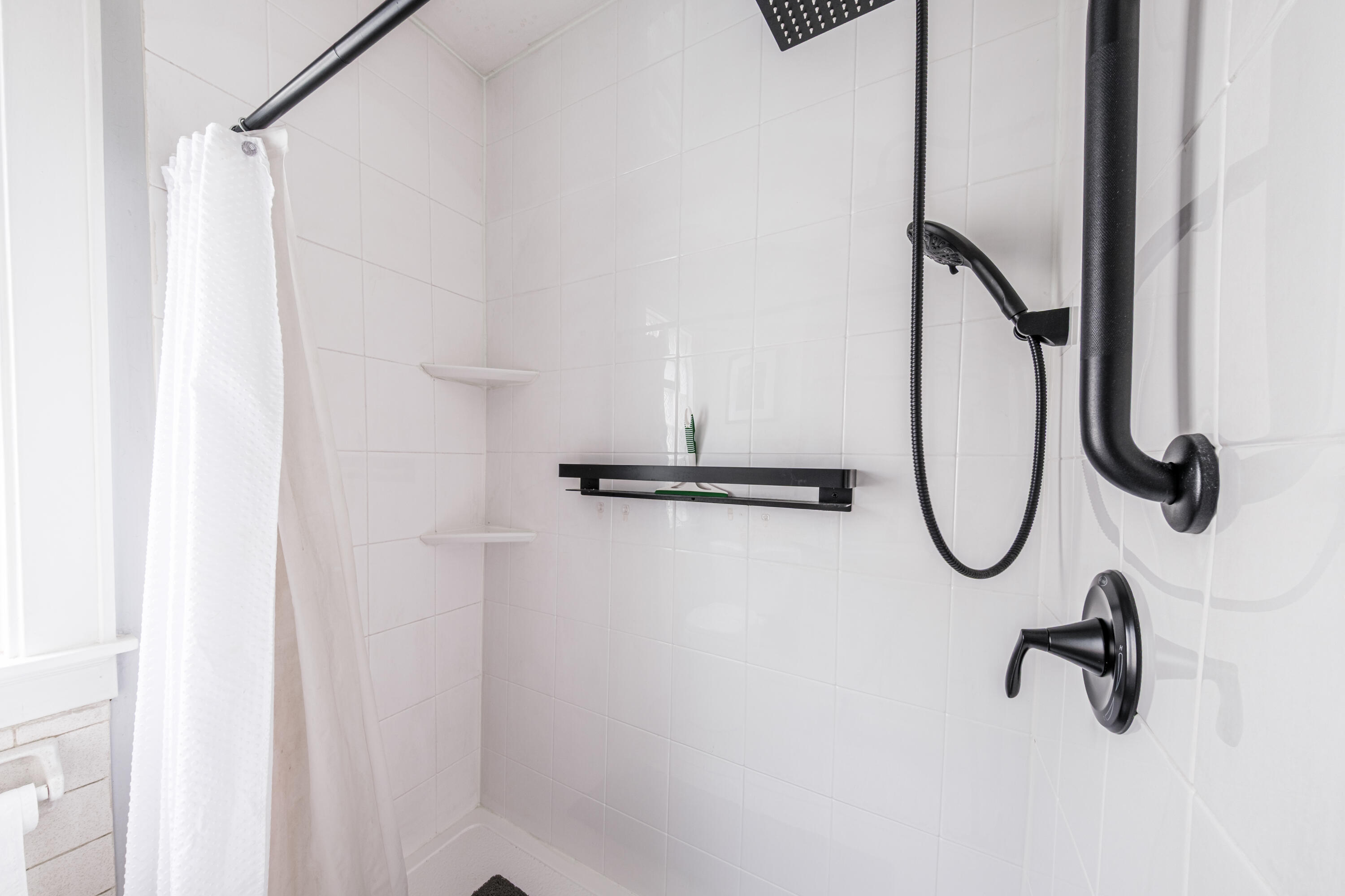 6508 West Mitchell Street West Allis, WI 53214 - Photo 15 of 28 Bathroom