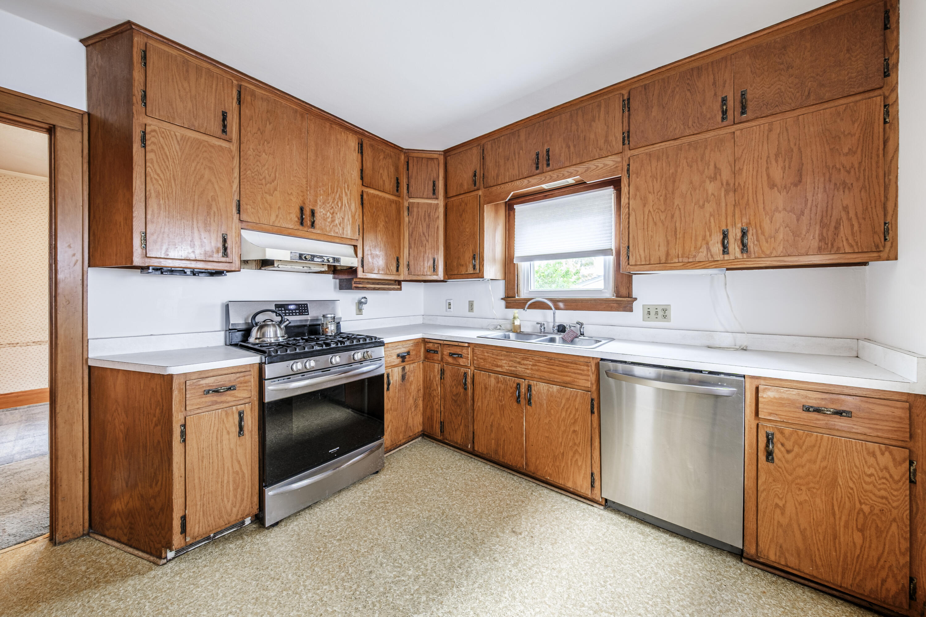 6508 West Mitchell Street West Allis, WI 53214 - Photo 19 of 28 Kitchen