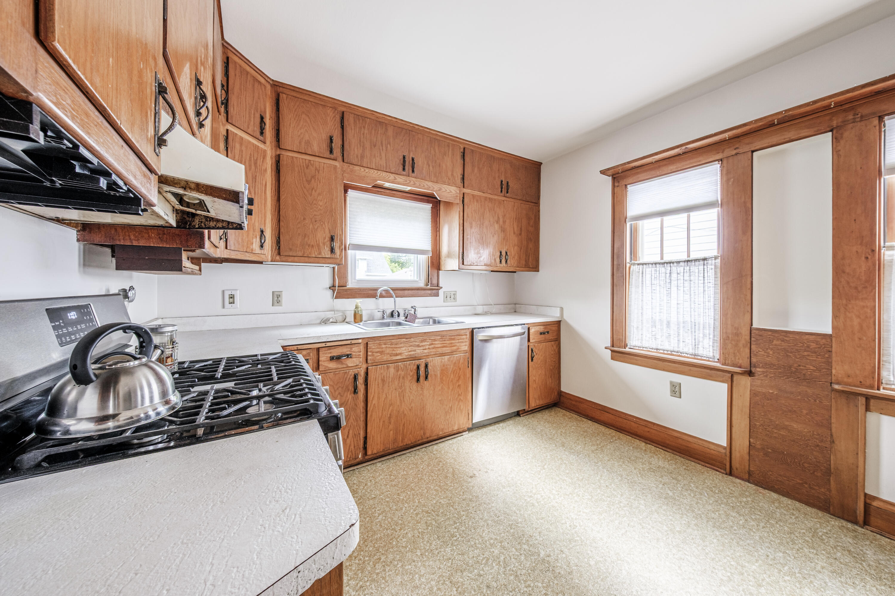 6508 West Mitchell Street West Allis, WI 53214 - Photo 20 of 28 Kitchen