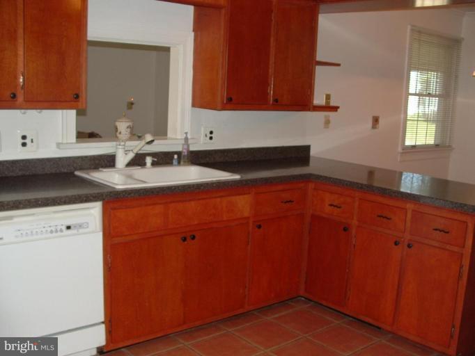 1 Algonquin Road Cambridge, MD 21613 - Photo 4 of 11 Kitchen