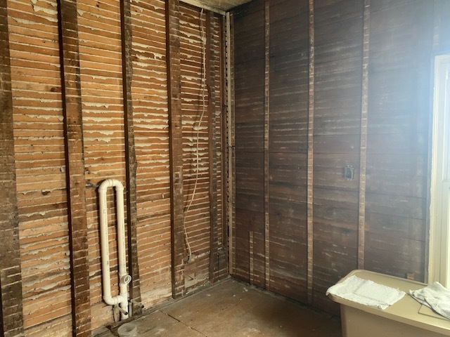 1013 Guion Street Ottawa, IL 61350 - Photo 16 of 26 a bathroom with a shower