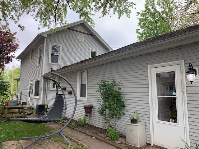 1013 Guion Street Ottawa, IL 61350 - Photo 2 of 26 a front view of a house with garden