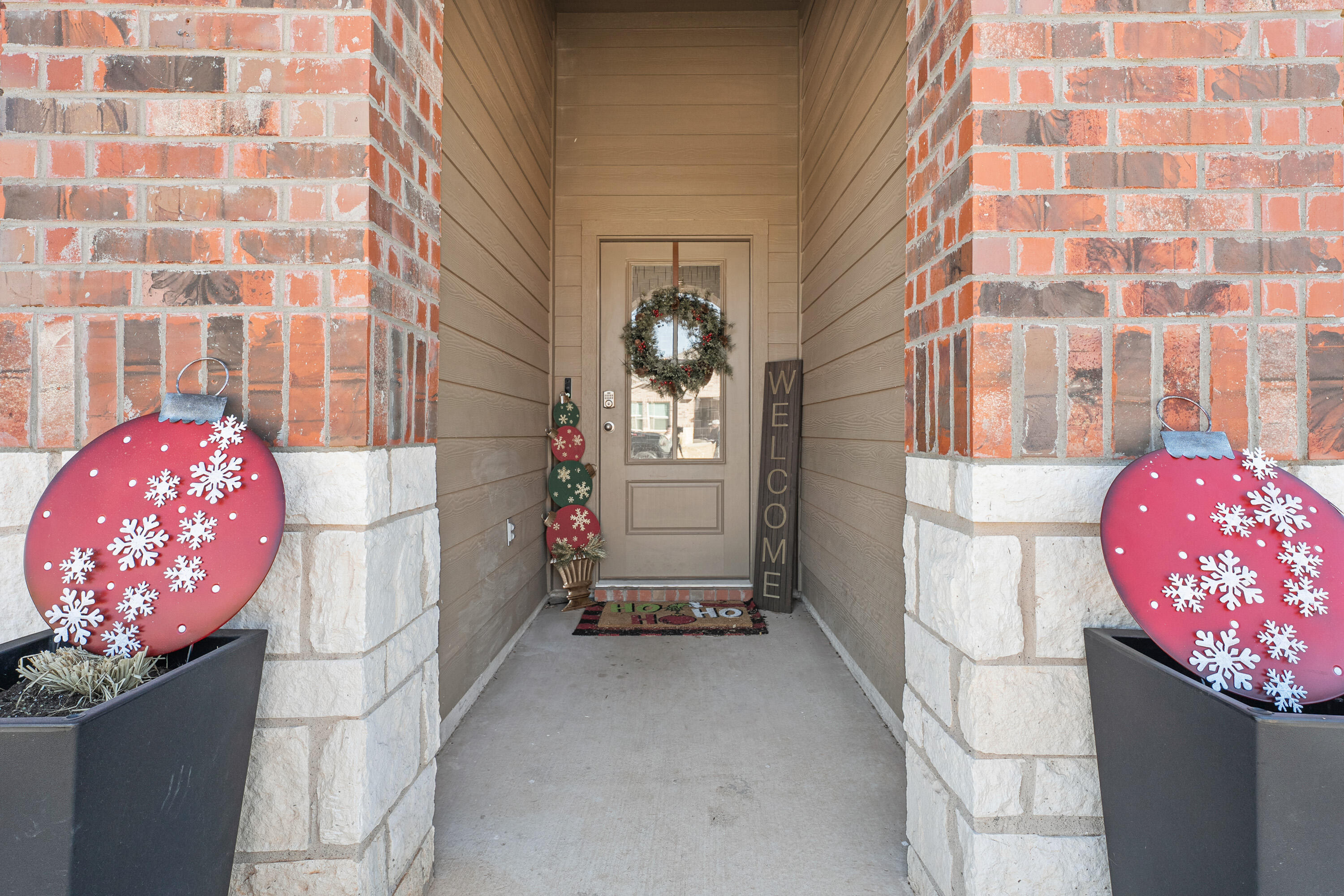 10517 Bangor Avenue Lubbock, TX 79424 - Photo 3 of 27 a view of entryway with a flower pot