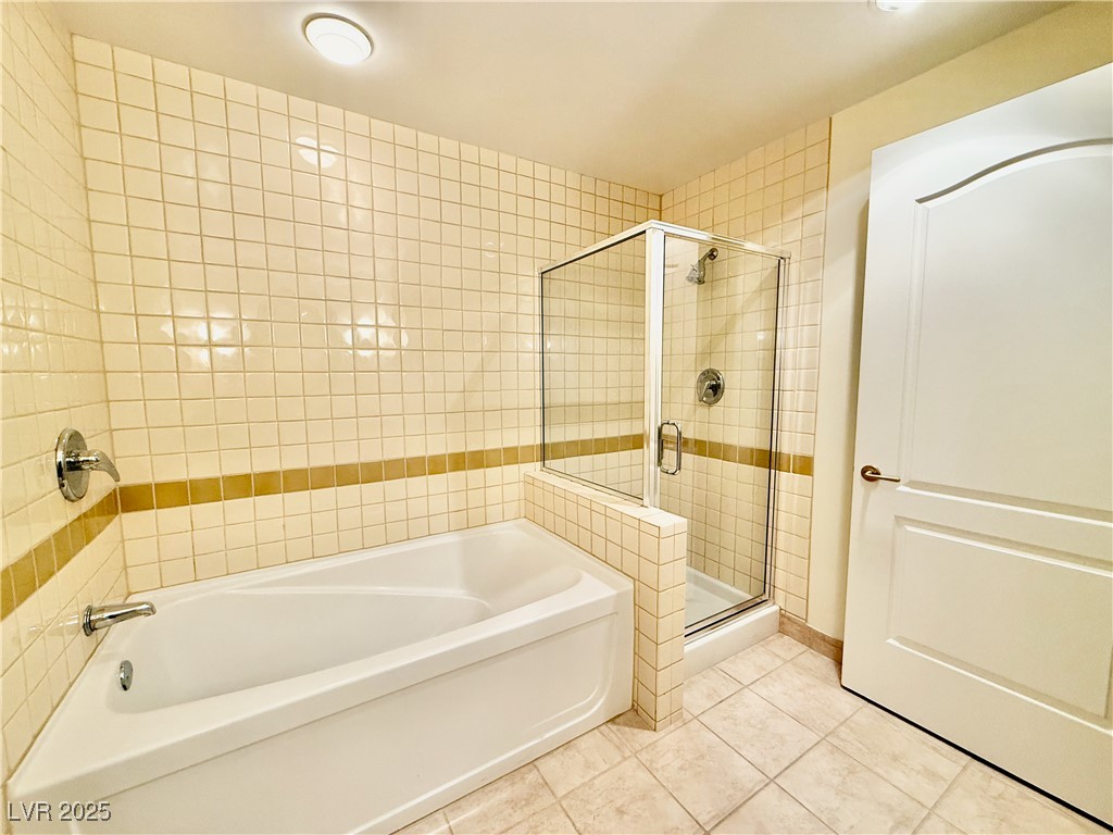 30 Strada Di Villaggio, Unit 204 Henderson, NV 89011 - Photo 31 of 59 Primary Bathroom with Soaking Tub and Separate Shower