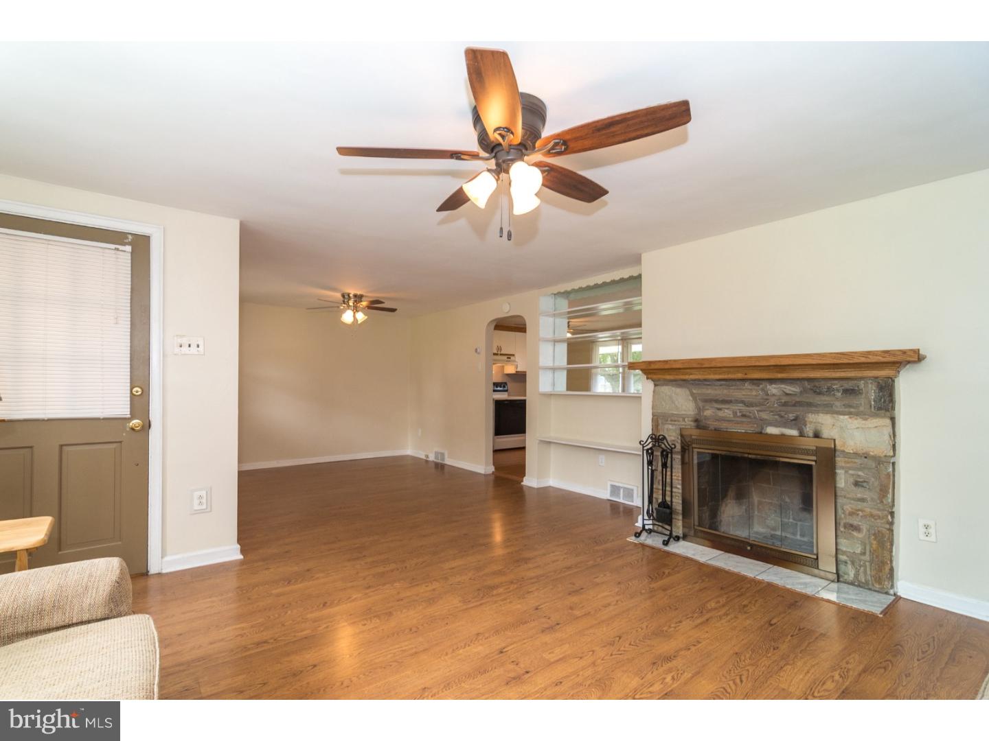9530 Rising Sun Avenue Philadelphia, PA 19115 - Photo 4 of 23 Living Room