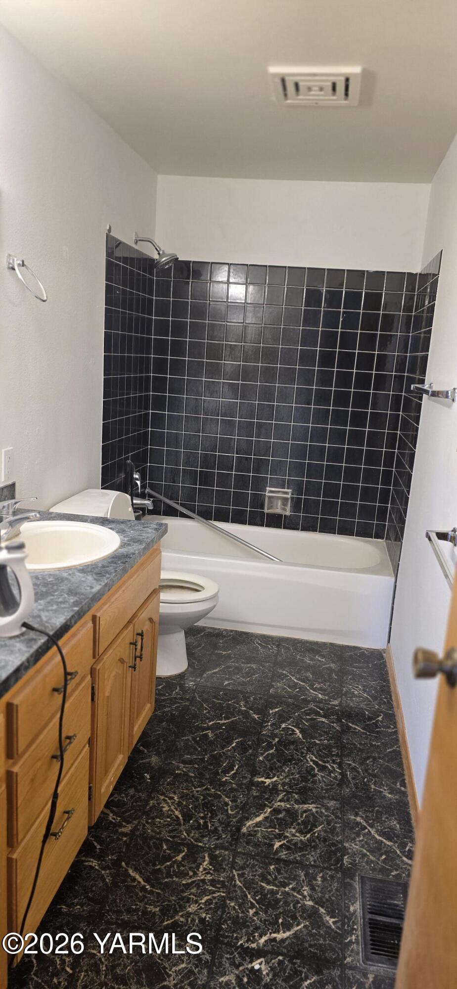 8601 Scenic Drive Yakima, WA 98908 - Photo 32 of 52 a bathroom with a bathtub and a sink
