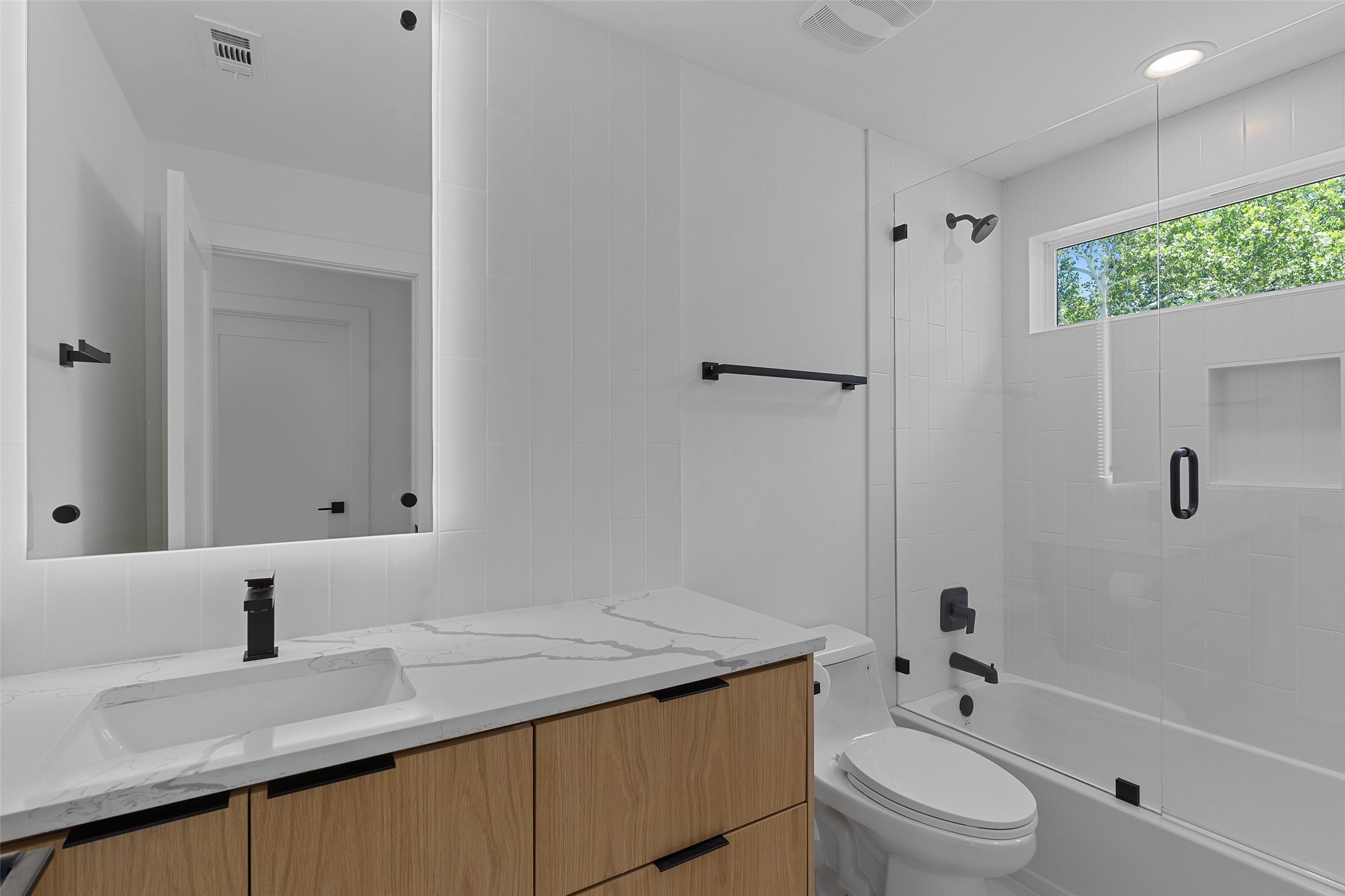 909 Payne Avenue, Unit 1 Austin, TX 78757 - Photo 18 of 38 Upstairs full bathroom