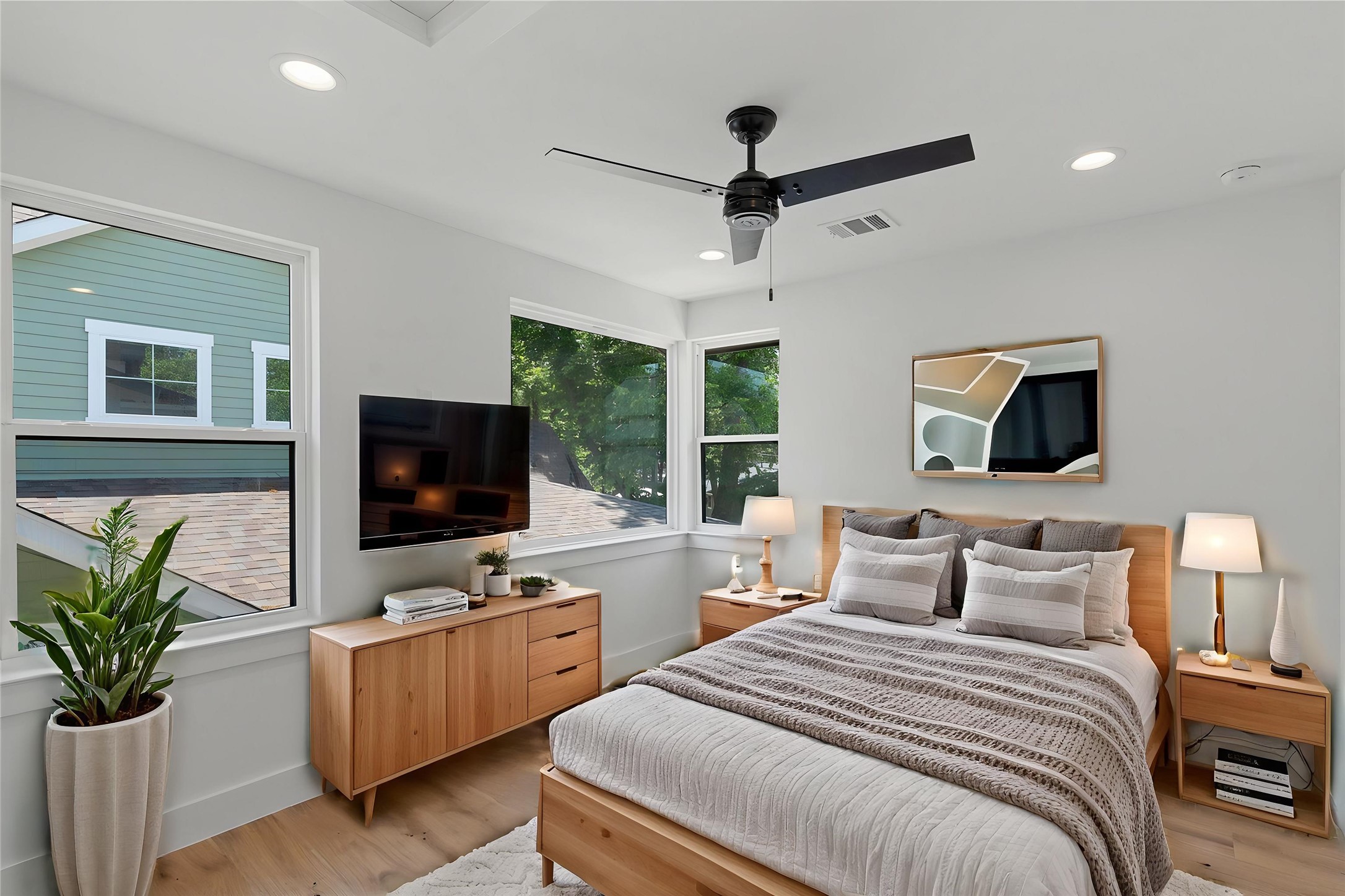 909 Payne Avenue, Unit 1 Austin, TX 78757 - Photo 19 of 38 Virtually staged bedroom #1