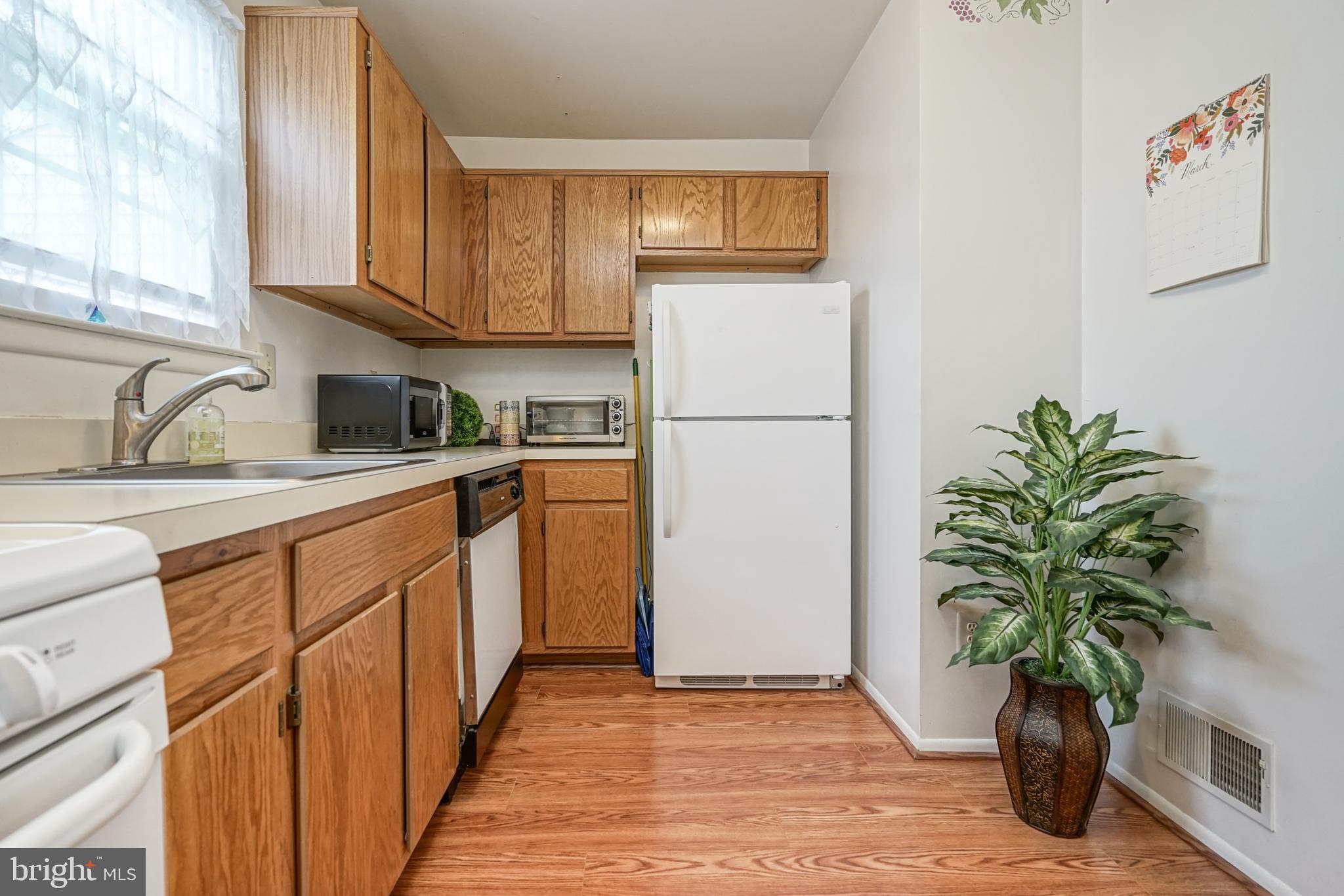 809 Woodchip Road Lumberton, NJ 08048 - Photo 10 of 24 Oak Cabinetry with Complimenting Countertop.